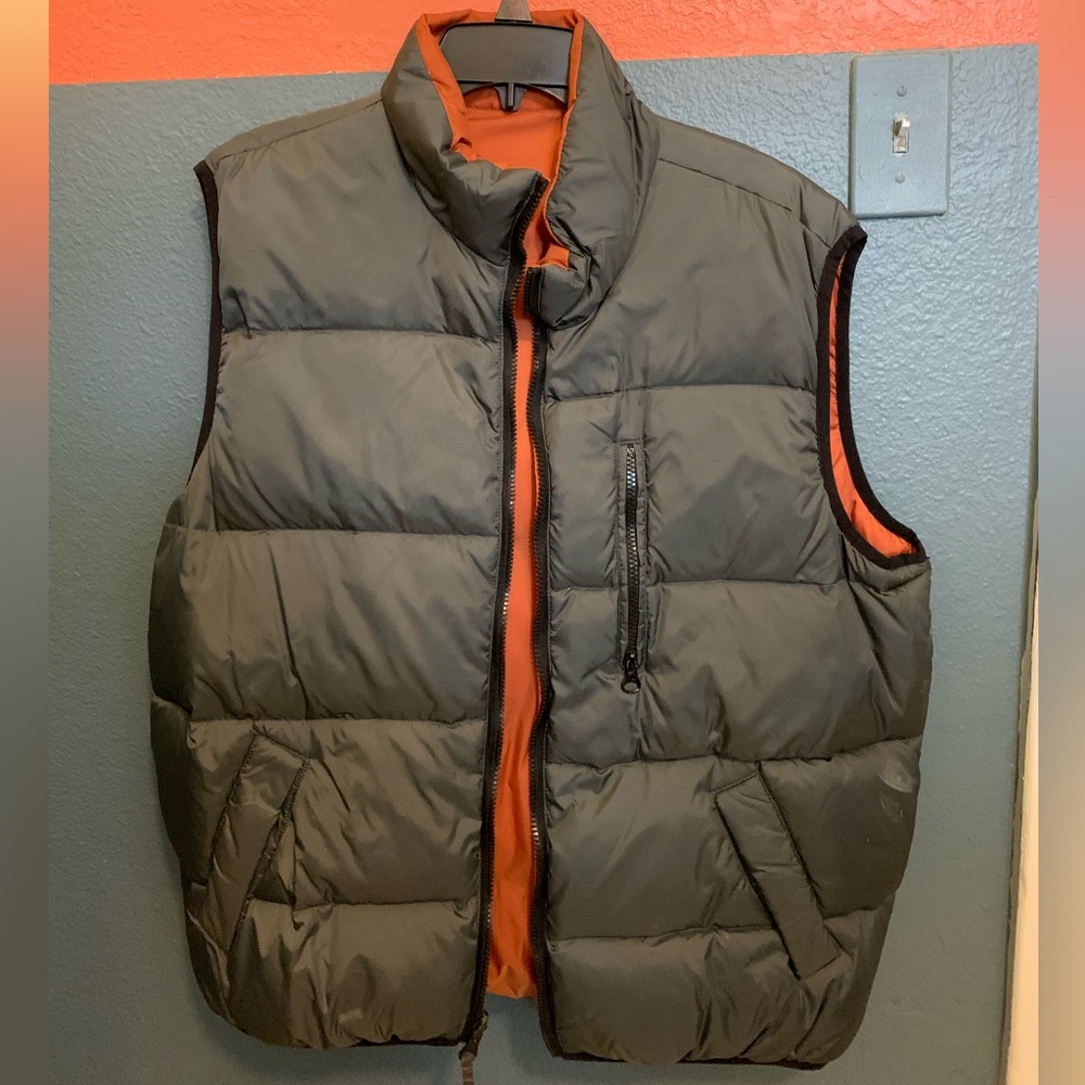 Men’s Medium reversible vest, zipper front